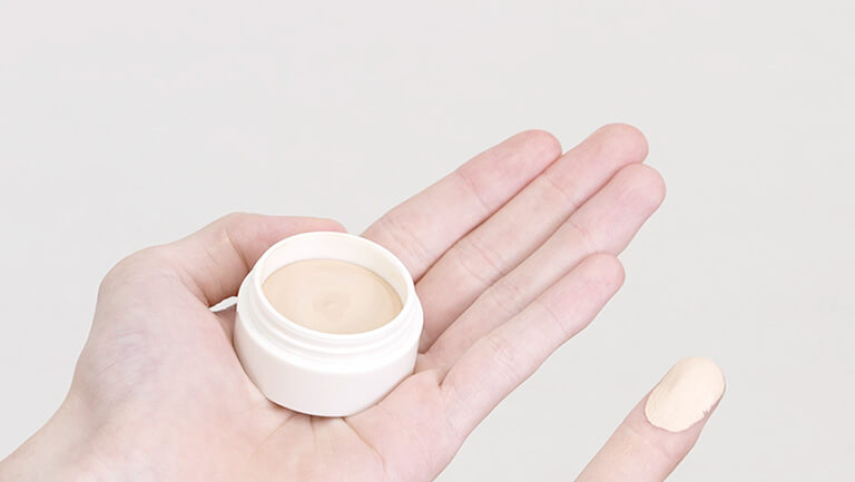 Special foundation to cover changes in skin tone